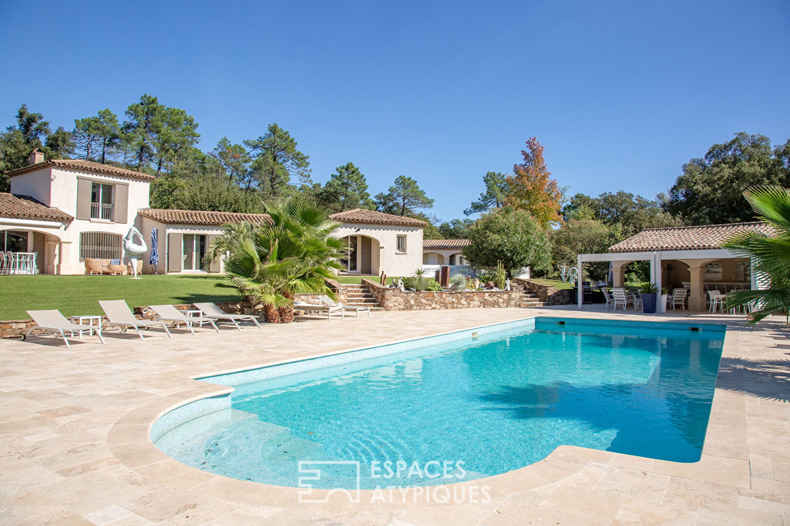 Villa dans son écrin de verdure et sa piscine xxl