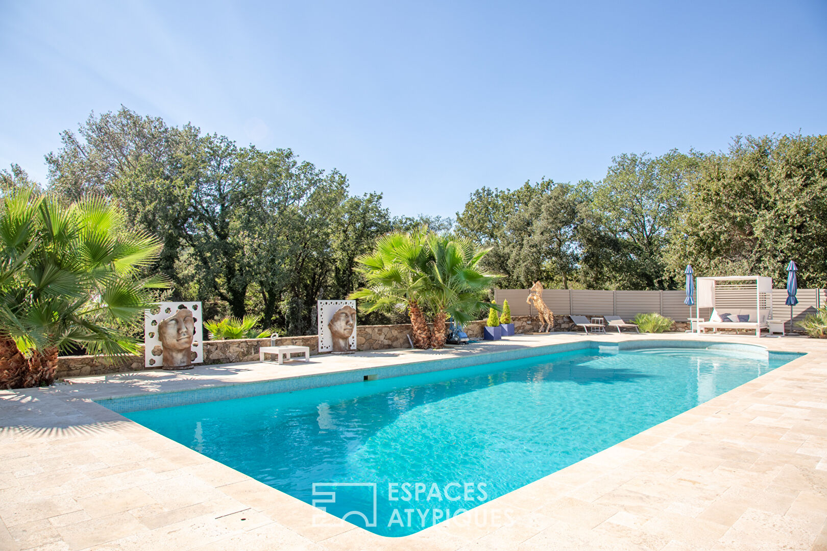 Villa dans son écrin de verdure et sa piscine xxl