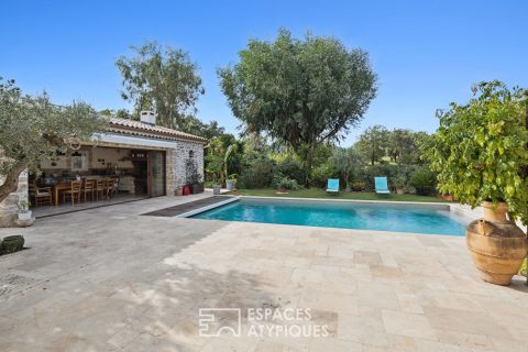 Villa de plain-pied avec piscine dans un cadre verdoyant