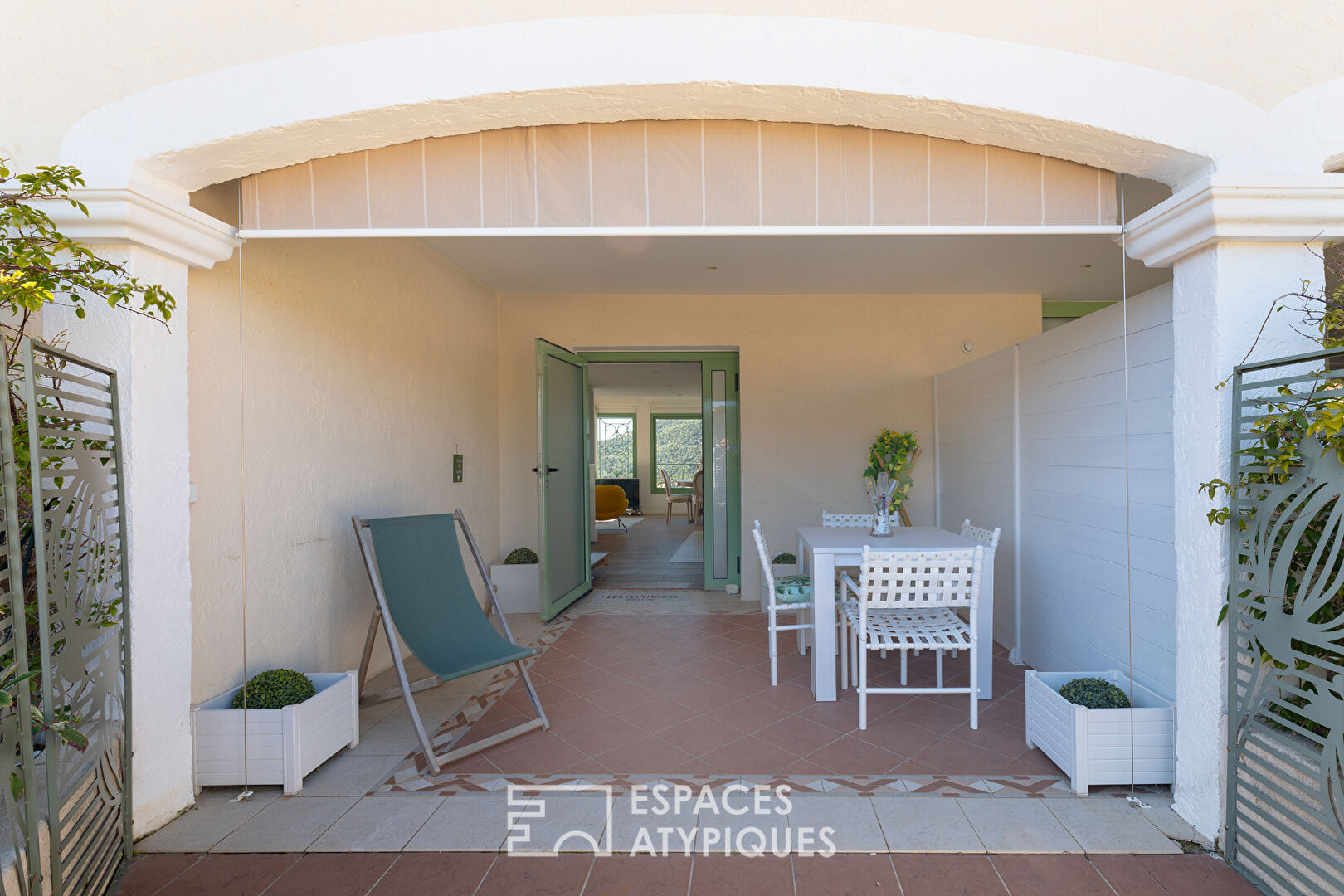 Loft contemporain avec vue panoramique sur la mer et les collines