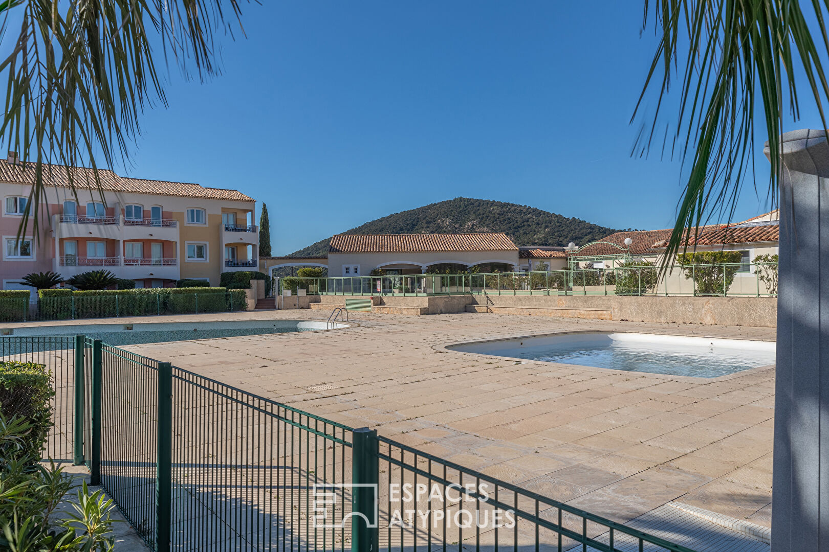 Loft contemporain avec vue panoramique sur la mer et les collines