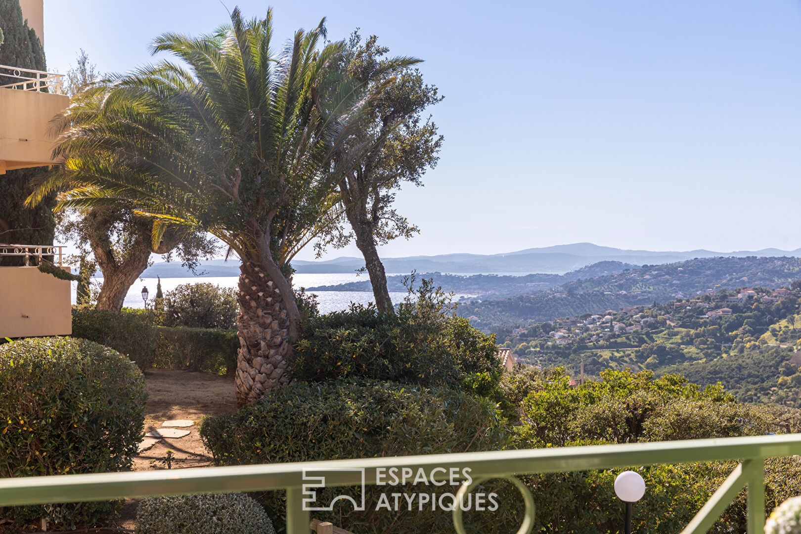 Loft contemporain avec vue panoramique sur la mer et les collines