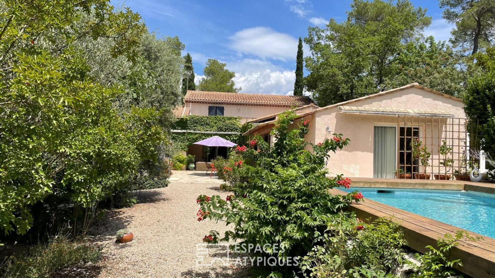 Architect’s house with outbuilding and swimming pool