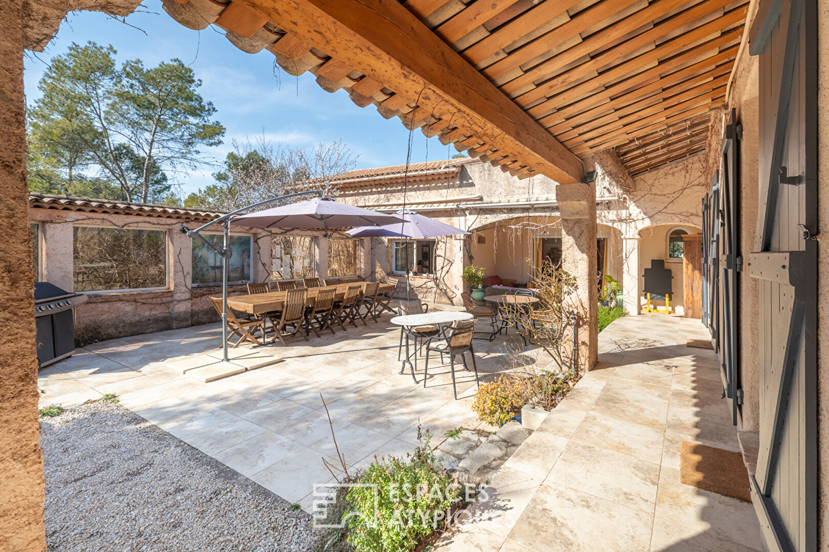 Architect’s house with outbuilding and swimming pool