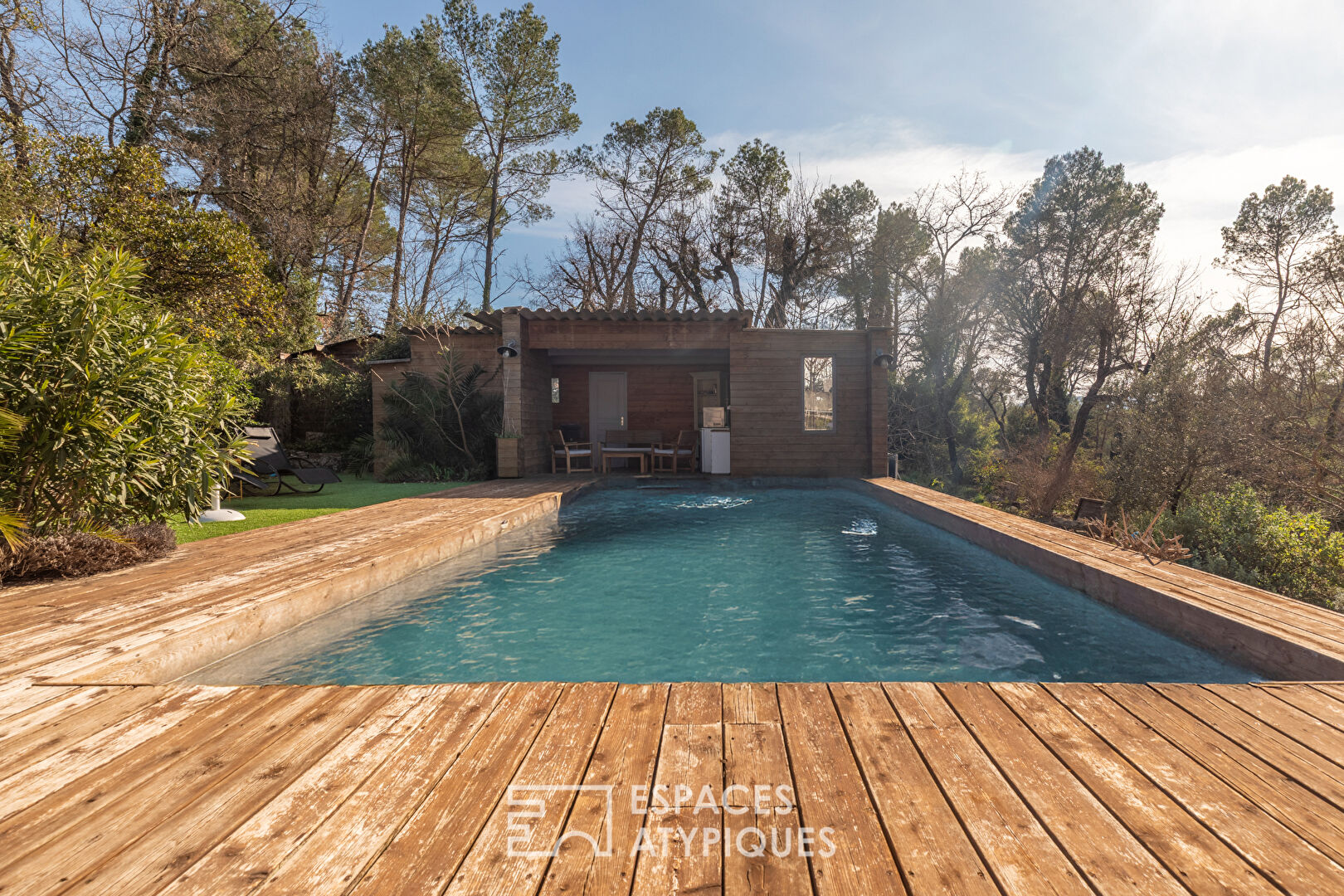 Architect’s house with outbuilding and swimming pool