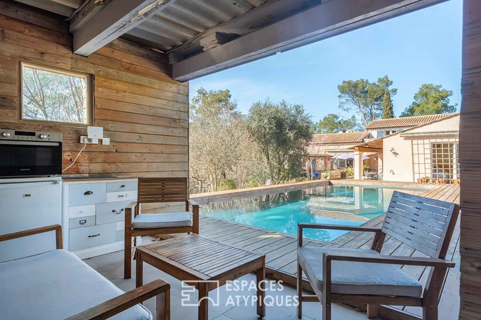 Architect’s house with outbuilding and swimming pool