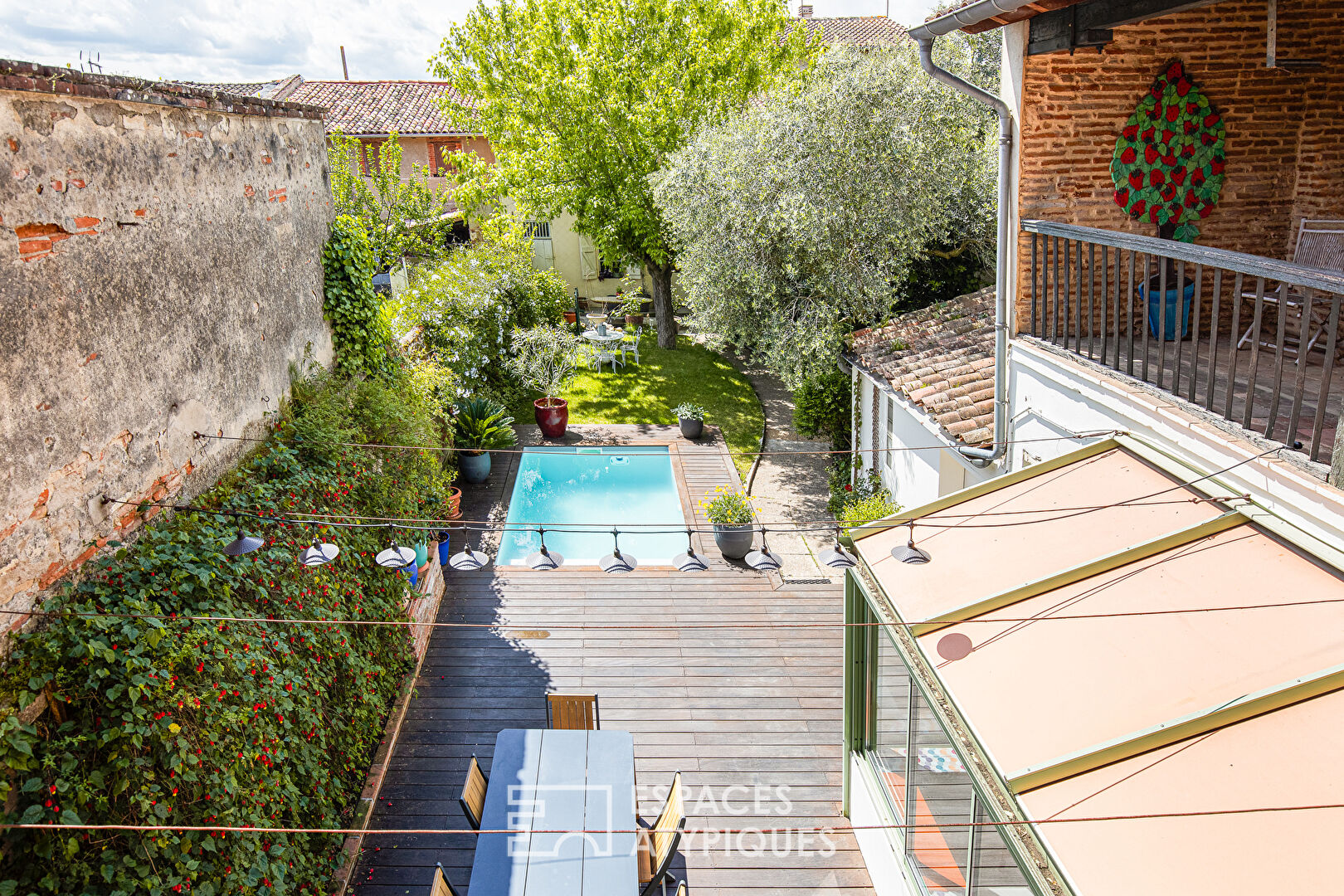 House of character in the heart of the market halls of Granada and its intimate garden