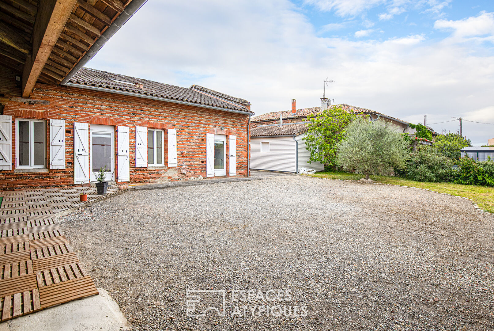 Renovated farmhouse with outbuilding in Ondes