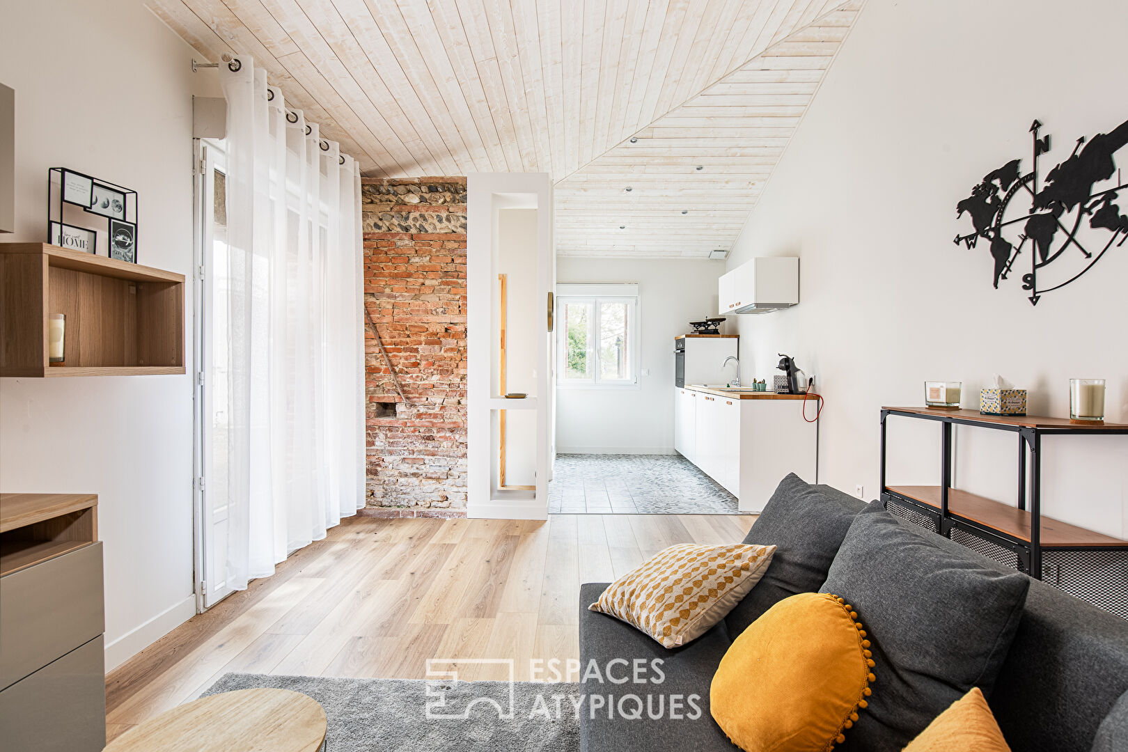 Renovated farmhouse with outbuilding in Ondes