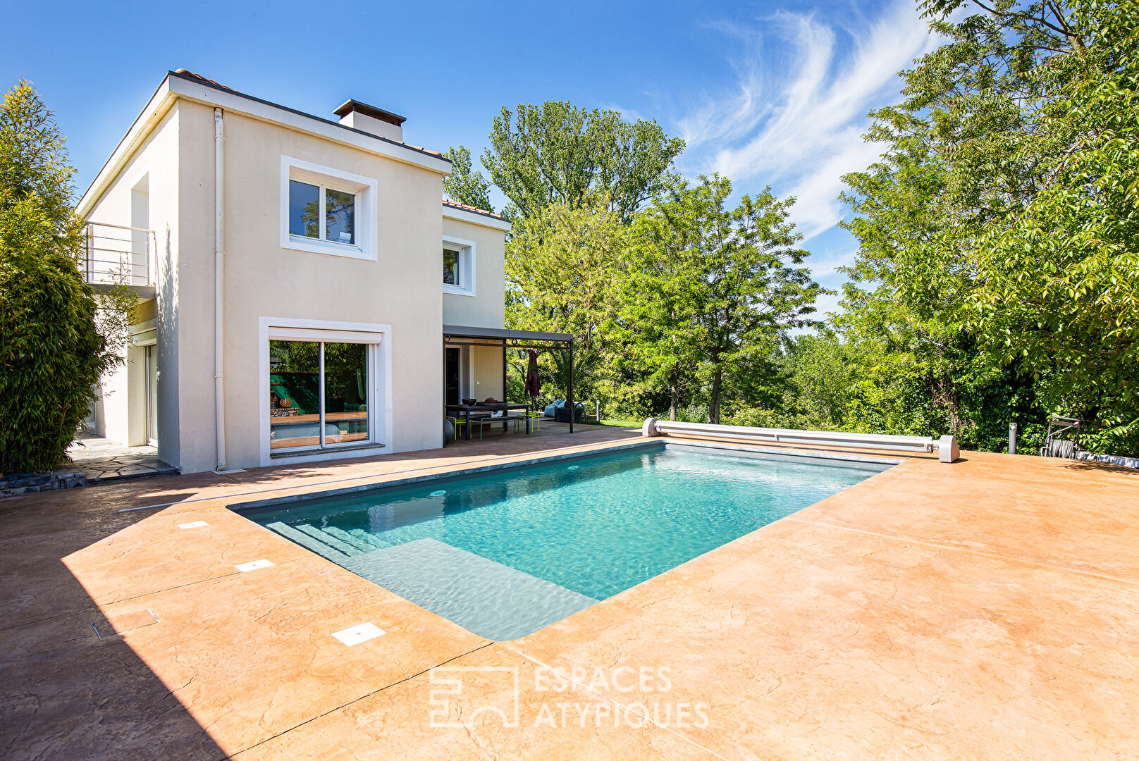 Renovated house with swimming pool on the banks of the Garonne
