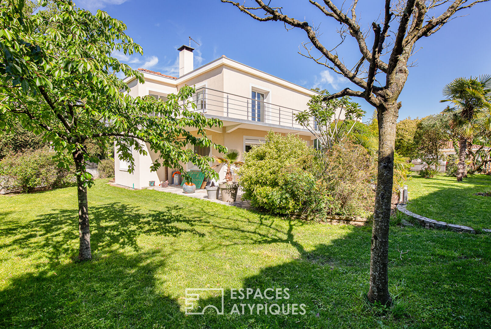 Renovated house with swimming pool on the banks of the Garonne