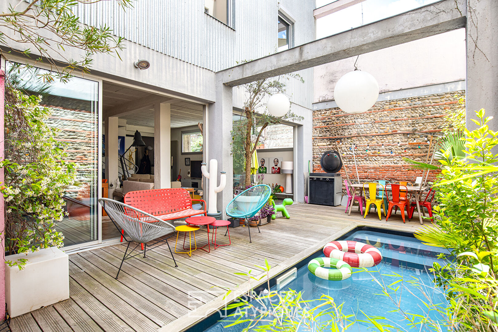 Workshop rehabilitated into a house with swimming pool in Toulouse