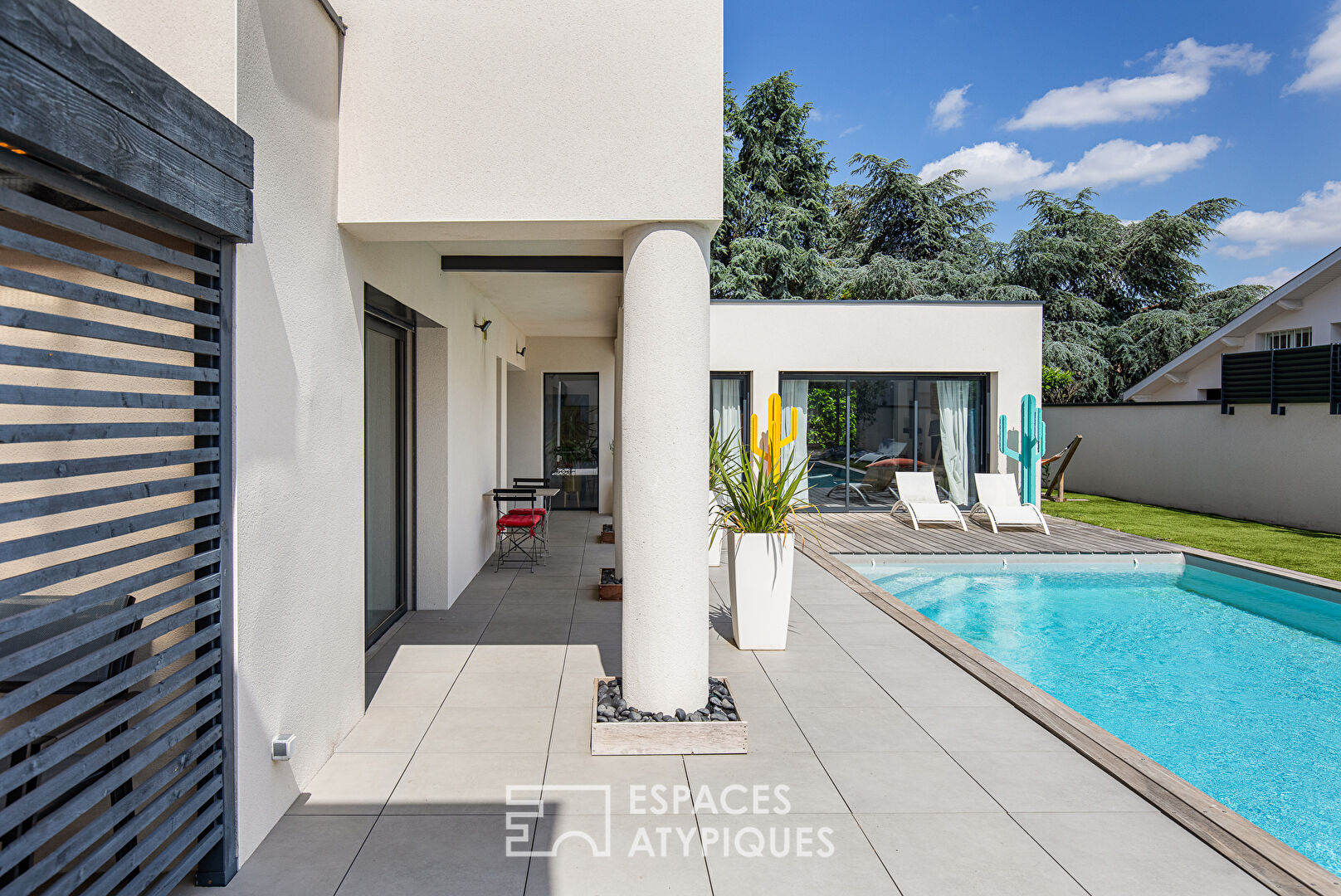 Contemporary with outbuilding and swimming pool close to the city center