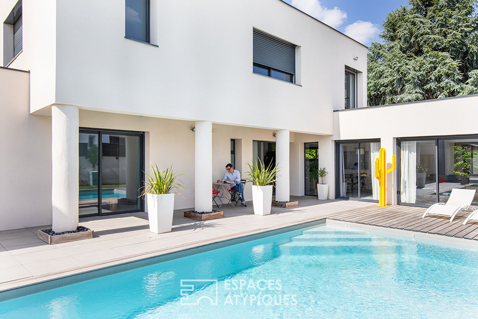 Contemporary with outbuilding and swimming pool close to the city center