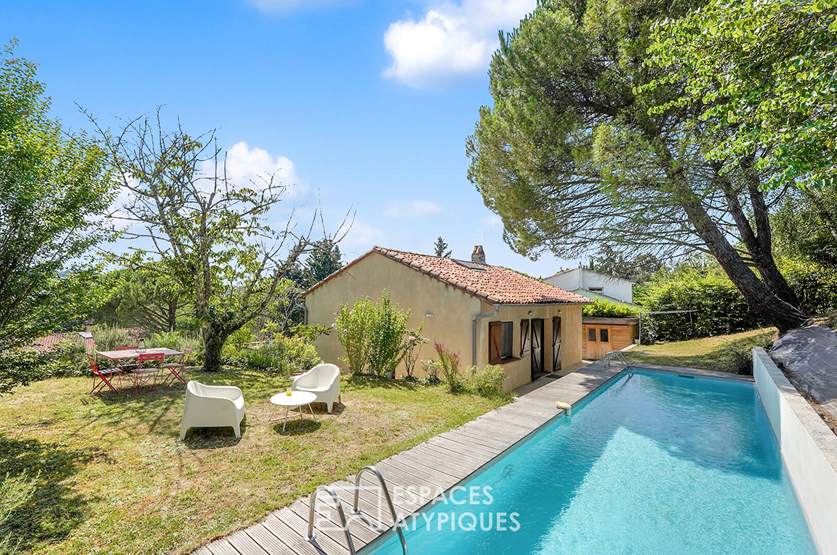 Renovated house with swimming pool and view in Montrabé
