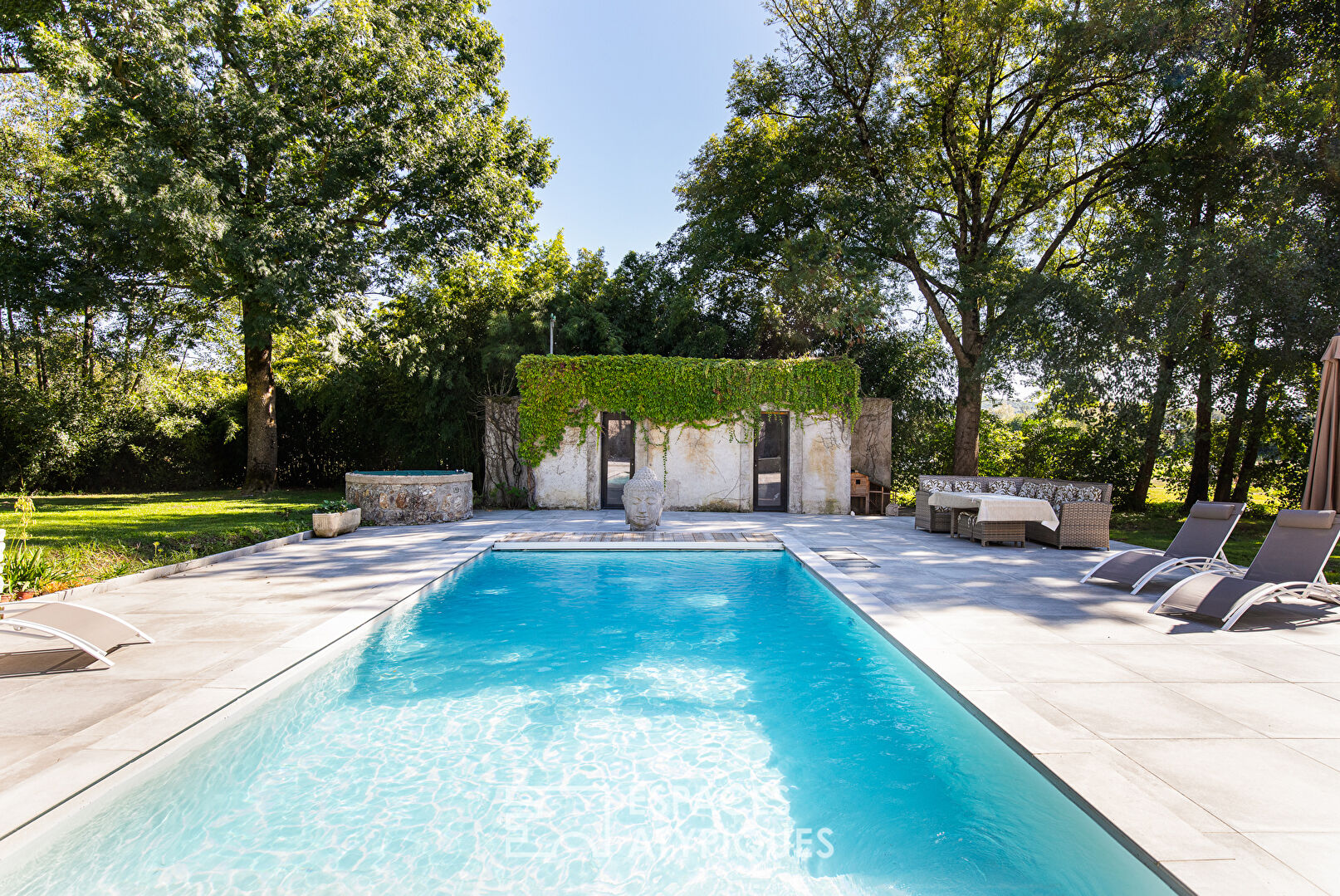 Moulin contemporain avec piscine dans son parc