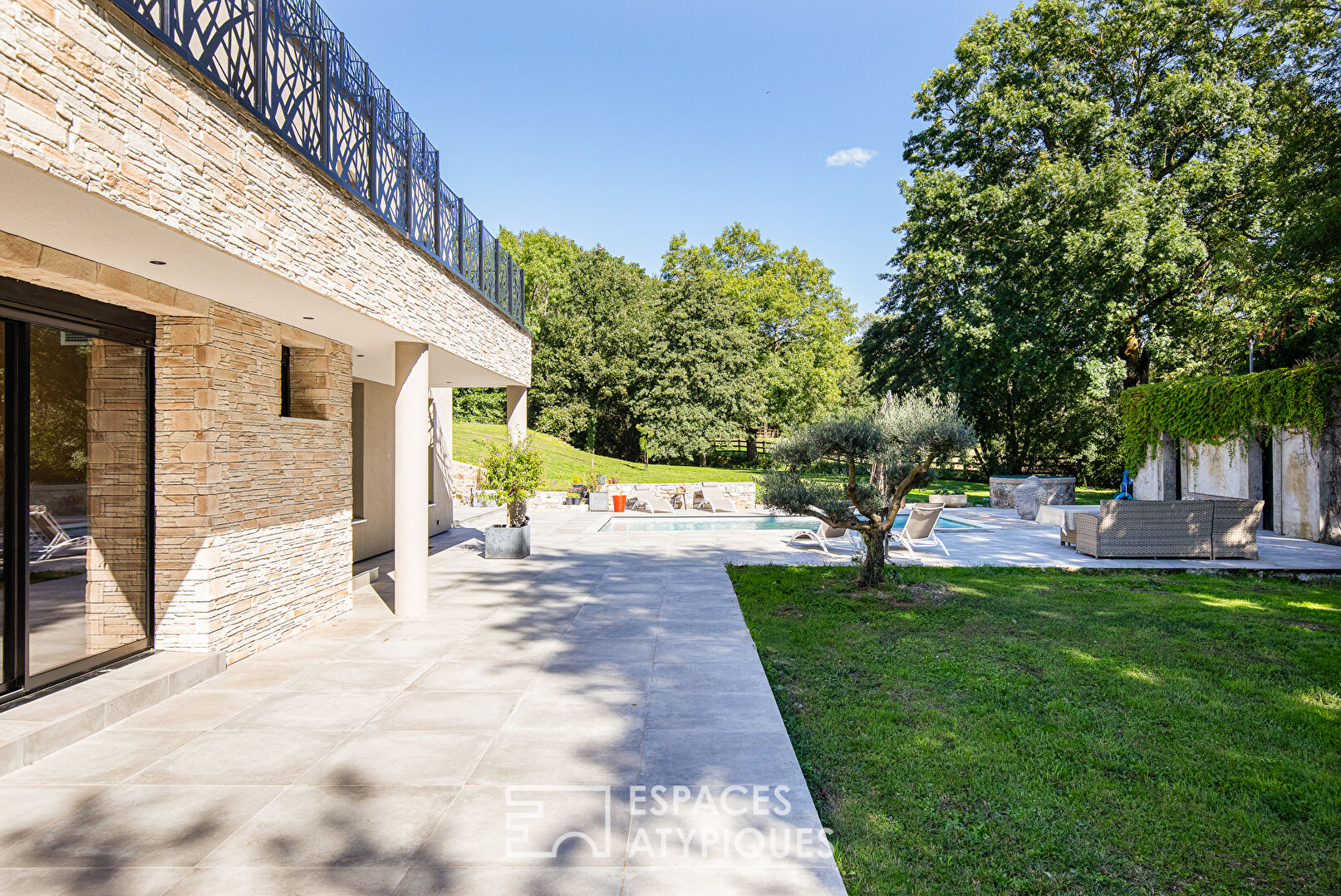 Moulin contemporain avec piscine dans son parc