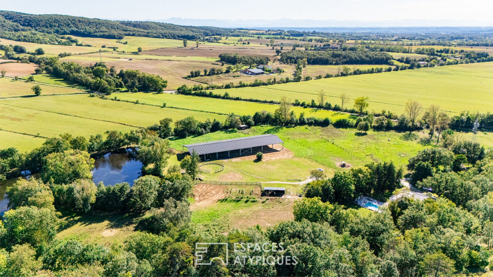 Moulin contemporain avec piscine dans son parc