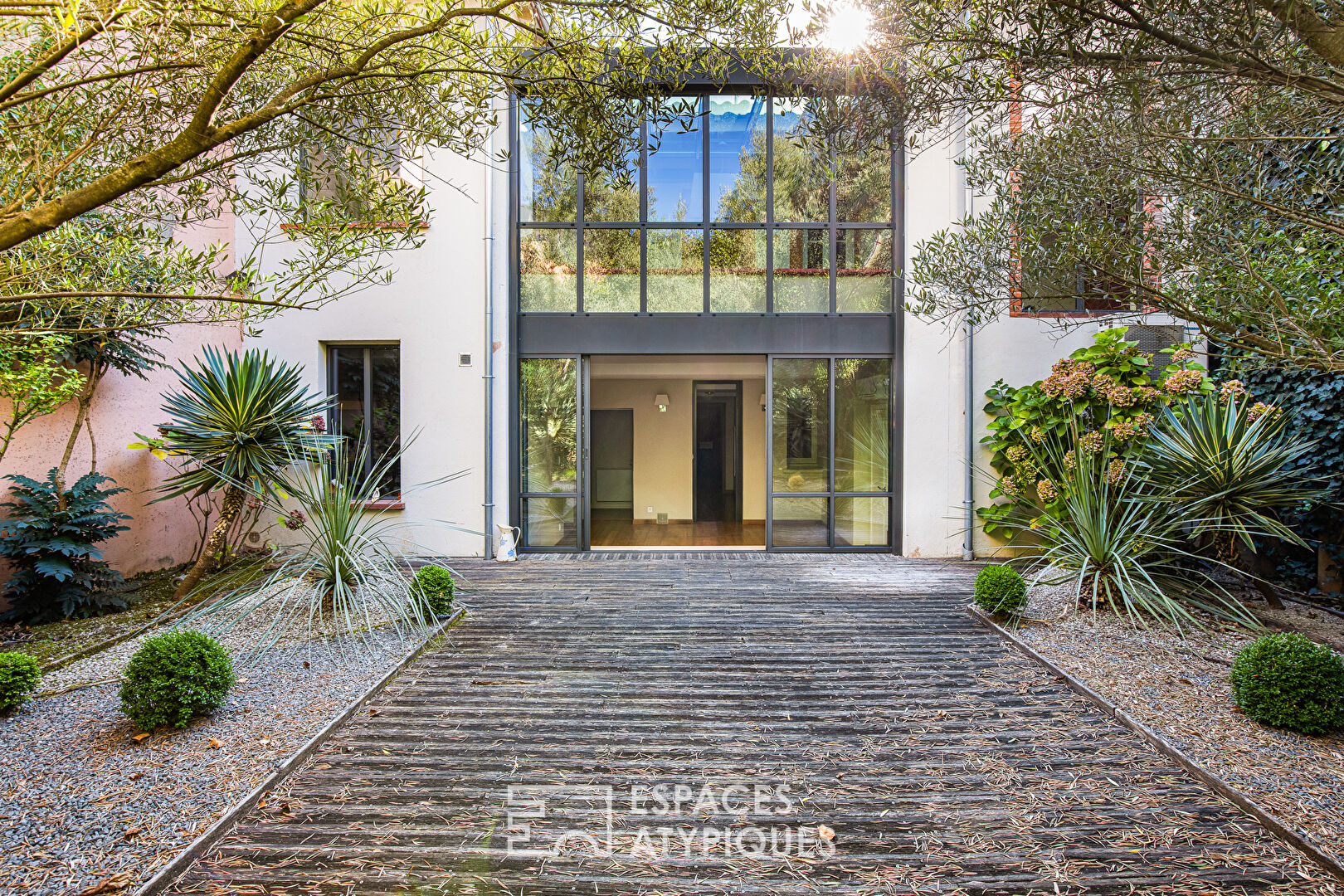 Renovated townhouse with garden and garage