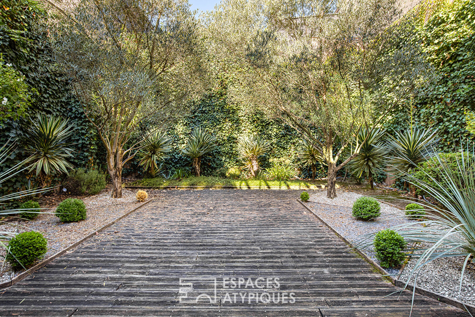 Renovated townhouse with garden and garage