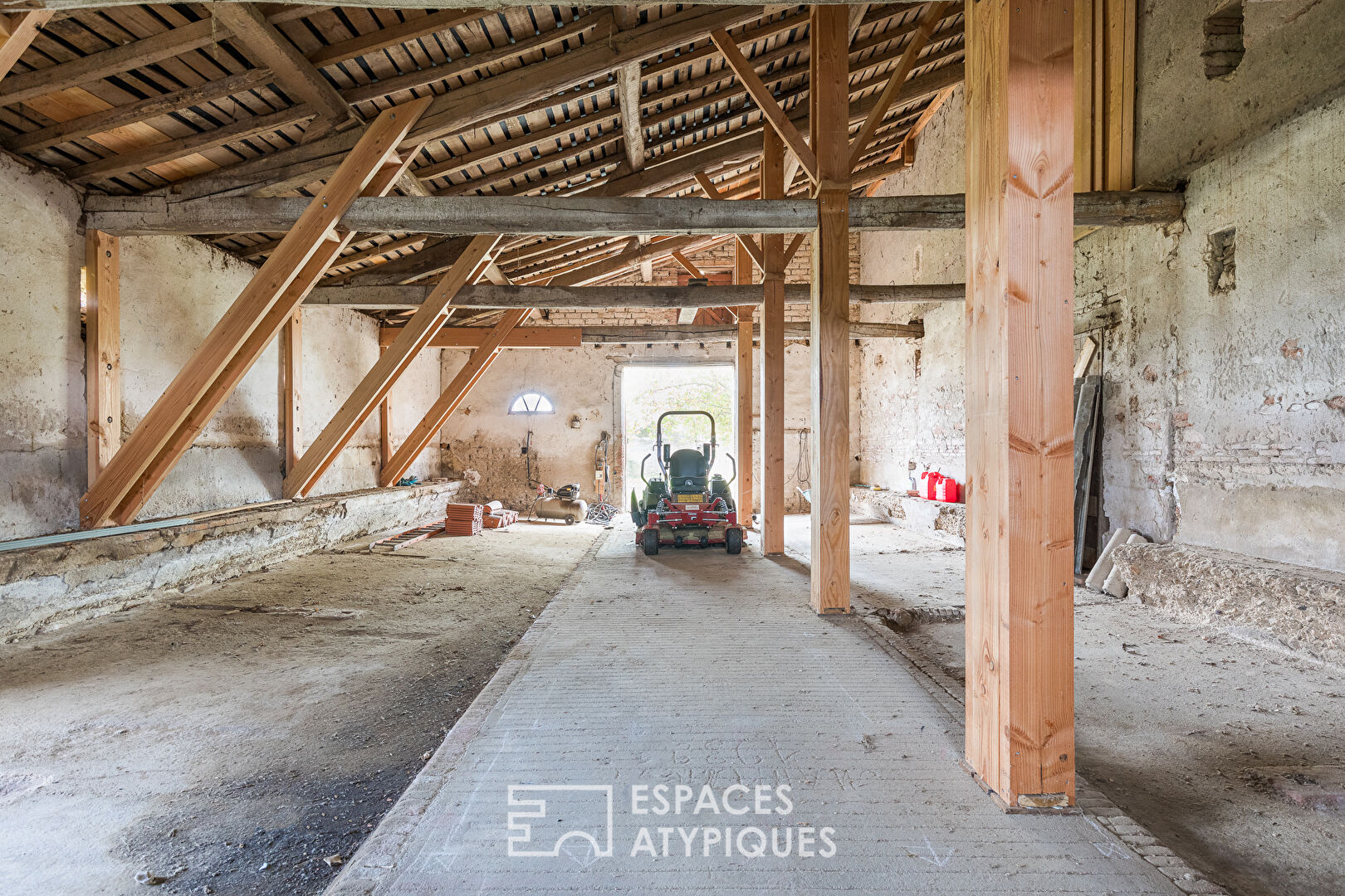 Spacieux Corps de Ferme avec piscine et dépendances au Nord Est de Toulouse