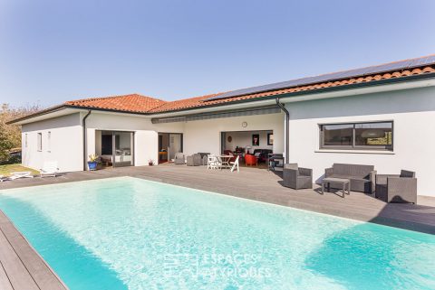 Maison contemporaine de plain pied avec piscine