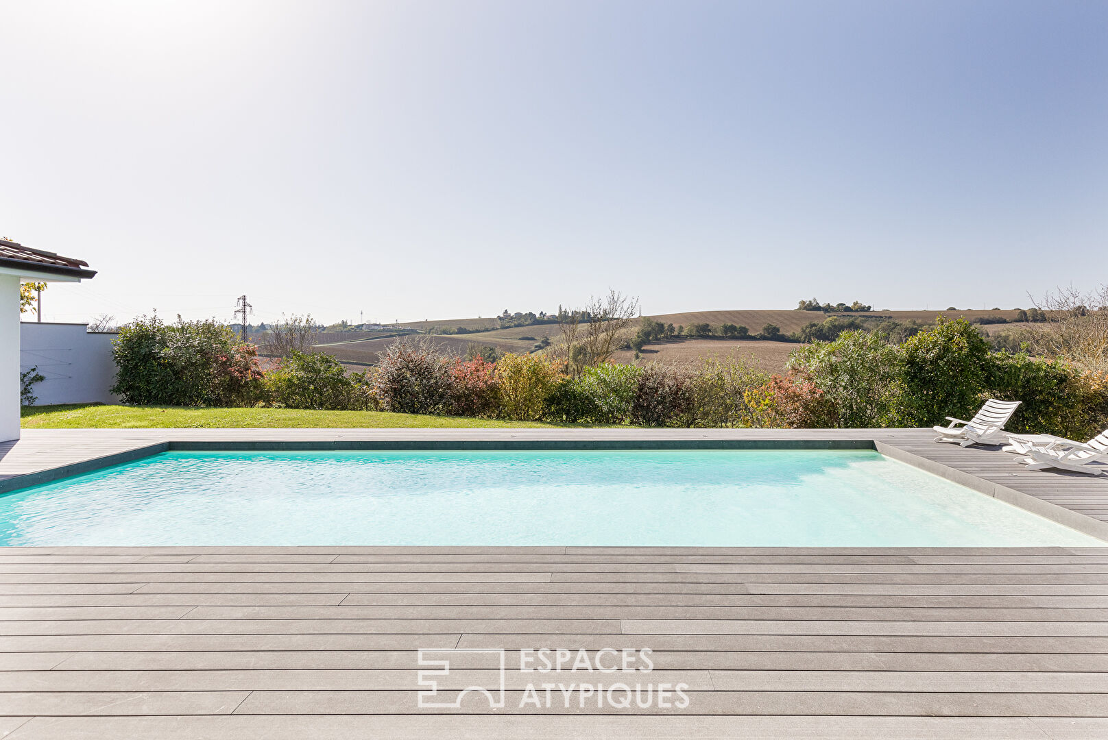 Maison contemporaine de plain pied avec piscine