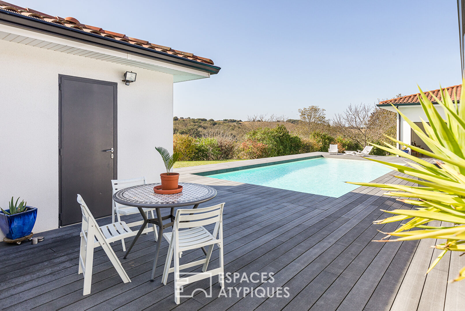 Maison contemporaine de plain pied avec piscine