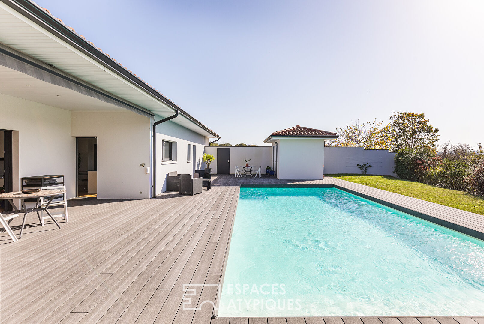 Maison contemporaine de plain pied avec piscine