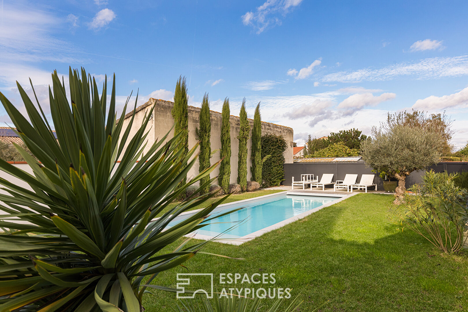 Maison de village rénovée contemporain avec piscine