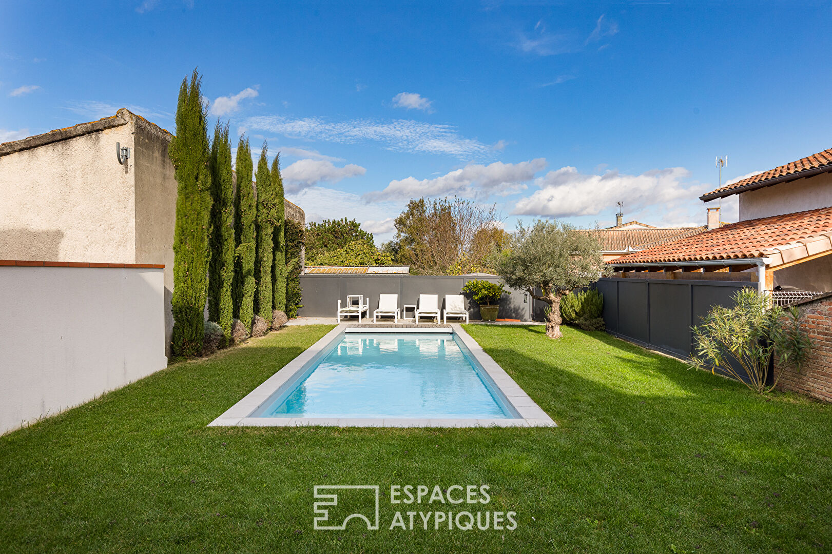 Maison de village rénovée contemporain avec piscine