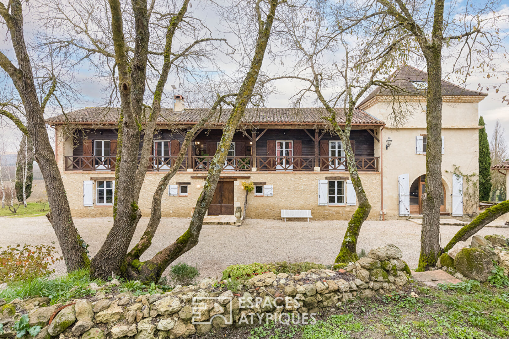 Corps de ferme rénové et son pigeonnier, piscine et spa à Castelnau-Barbarens