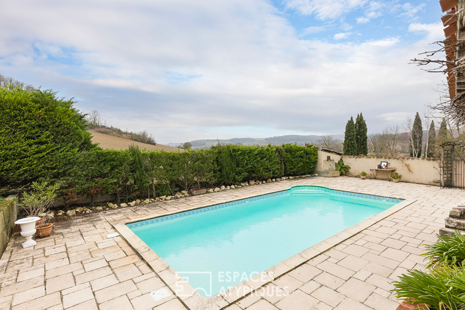 Corps de ferme rénové et son pigeonnier, piscine et spa à Castelnau-Barbarens