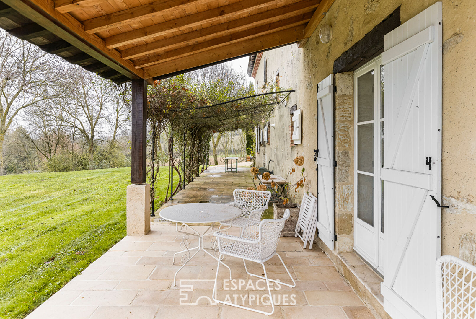 Corps de ferme rénové et son pigeonnier, piscine et spa à Castelnau-Barbarens