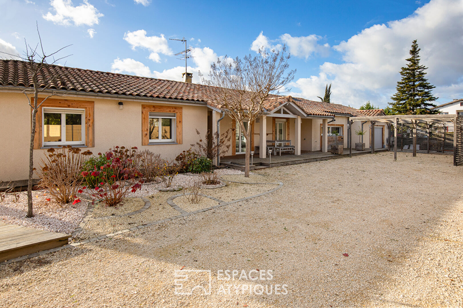 Maison Contemporaine de 180 m² avec Piscine et Jardin Paysagé à Saint Jory