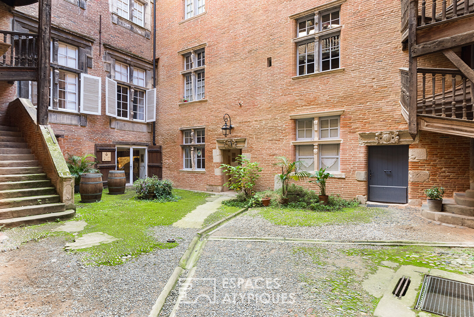 Character apartment in a private mansion in Toulouse