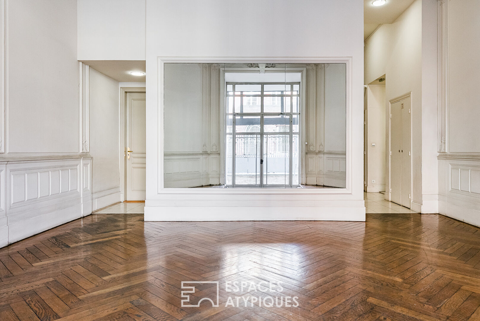 Loft in the heart of a bourgeois condominium in the Capitole district