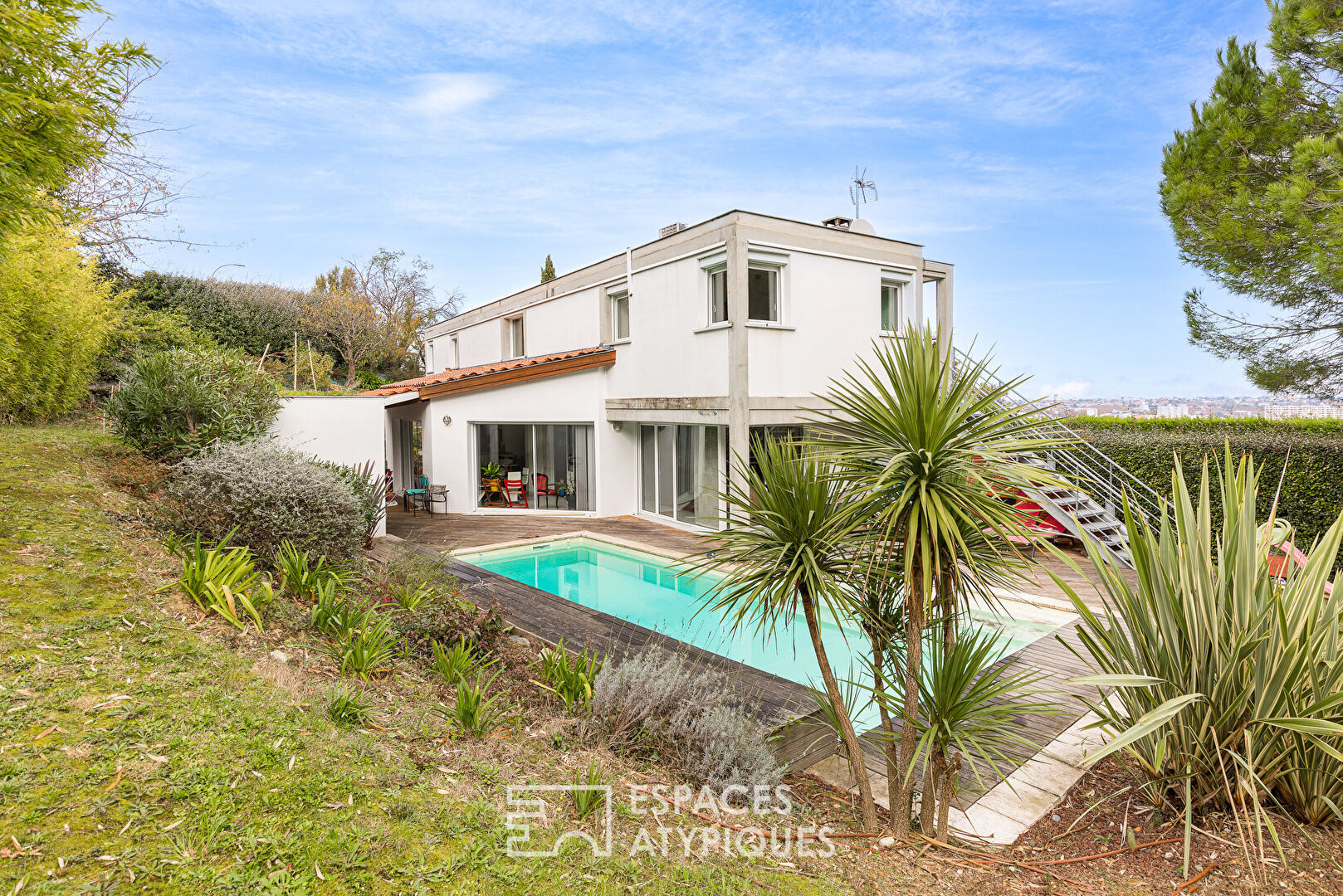 Maison d’architecte avec piscine et vue sur les Coteaux de Pech David