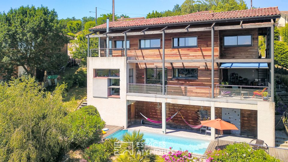 Maison d'architecte avec piscine et vue contemplative