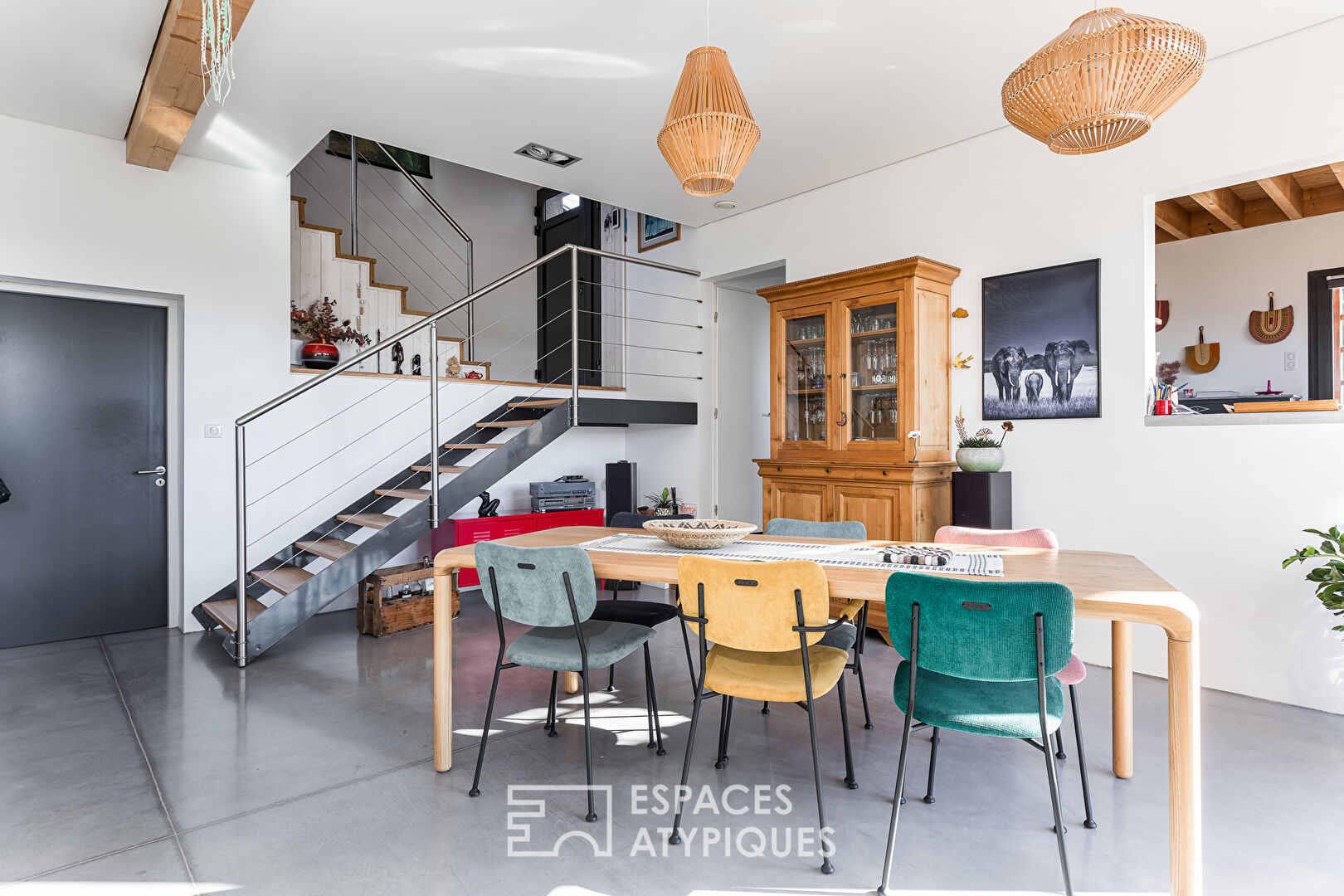 Maison d’architecte avec piscine et vue contemplative