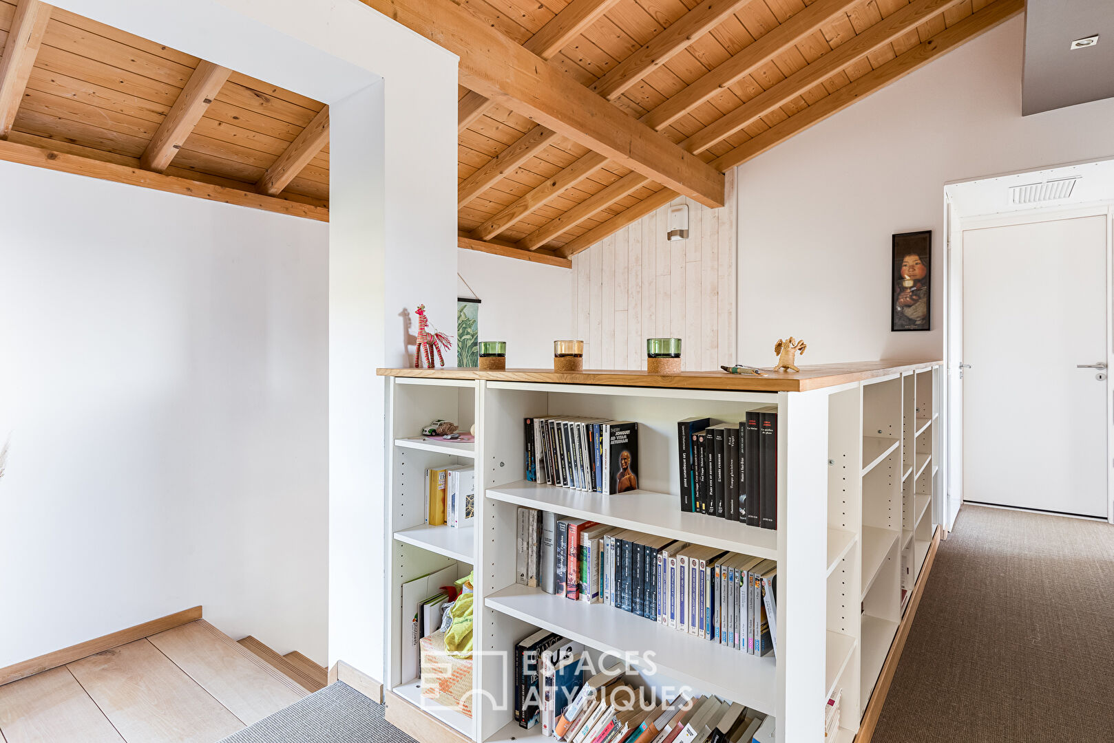 Maison d’architecte avec piscine et vue contemplative