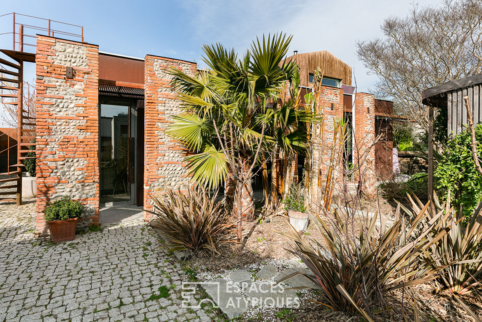 Passive architect’s house and its landscaped garden in Toulouse