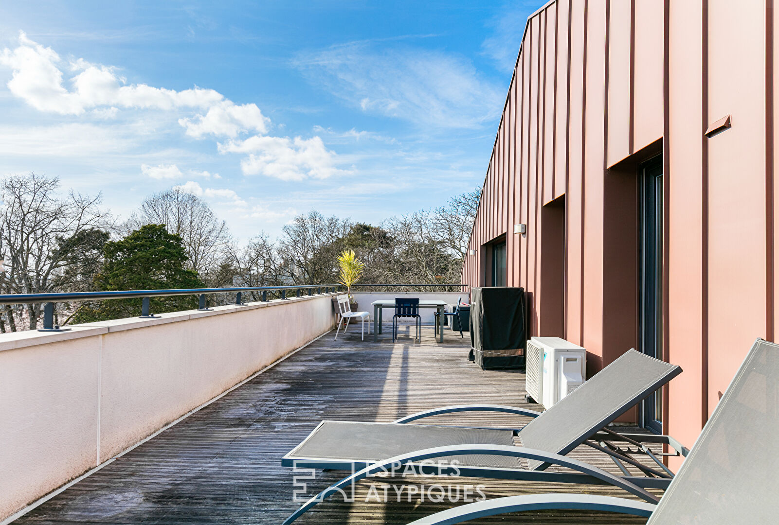 Rooftop contemporain avec terrasse