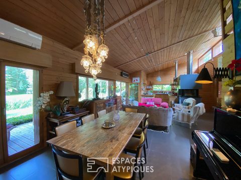 Maison d’architecte en bois avec étang