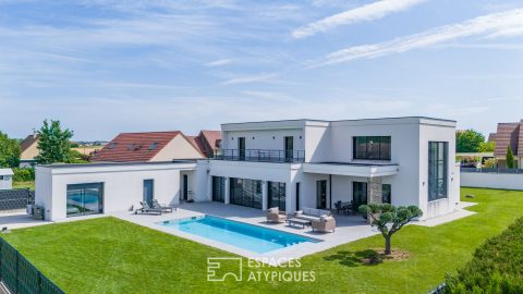 Bright contemporary with its swimming pool