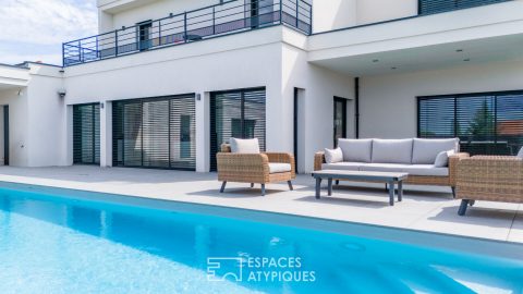 Lumineuse contemporaine avec sa piscine