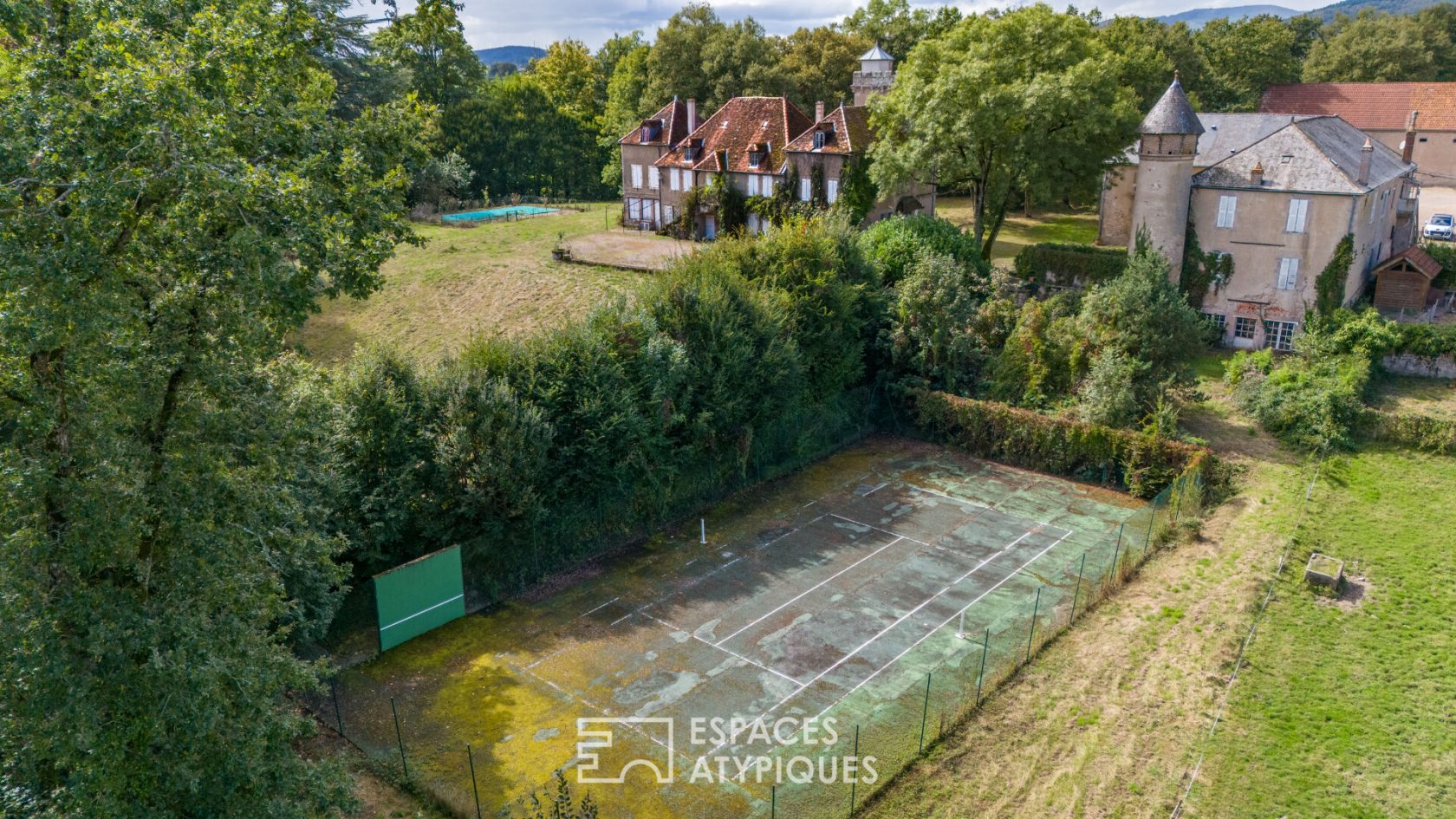 Propriété d’exception avec parc, piscine et tennis