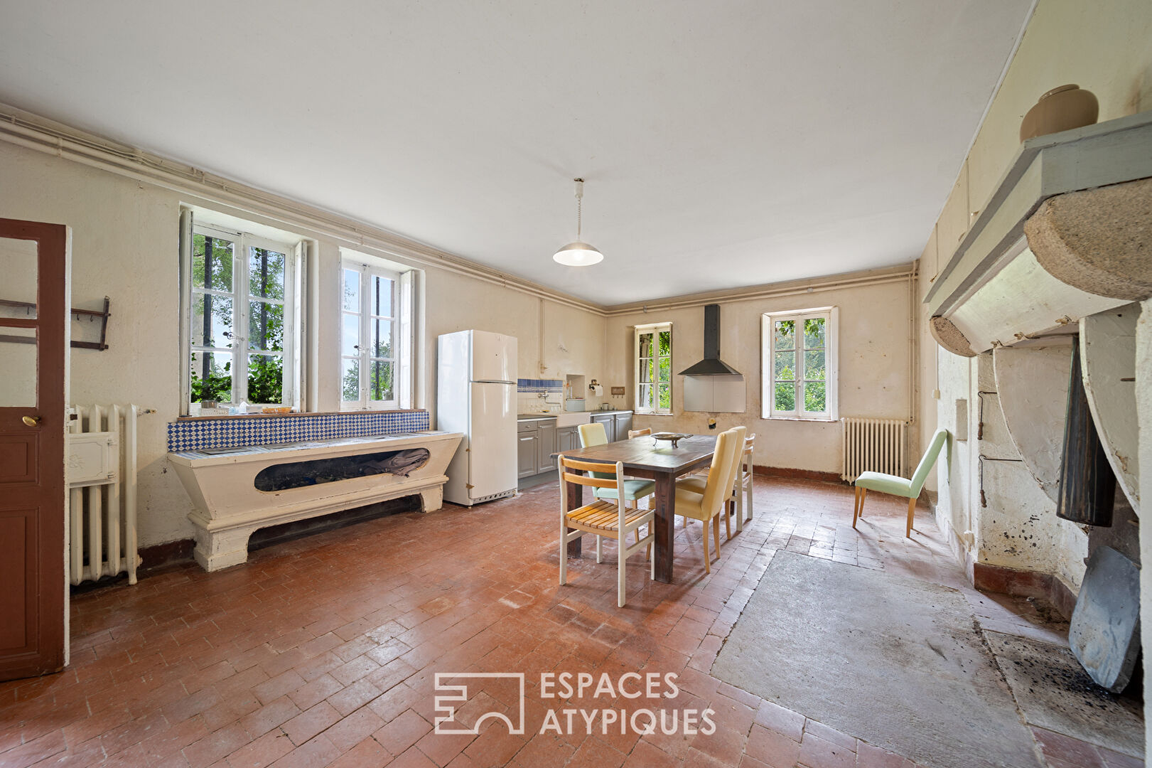 Exceptional property with park, swimming pool and tennis court