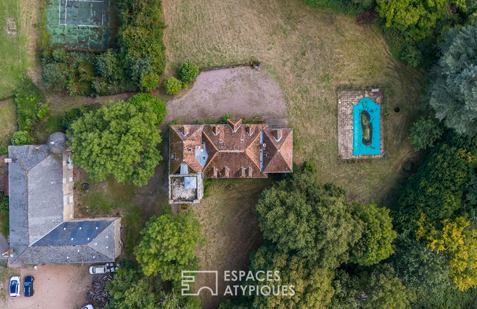 Exceptional property with park, swimming pool and tennis court