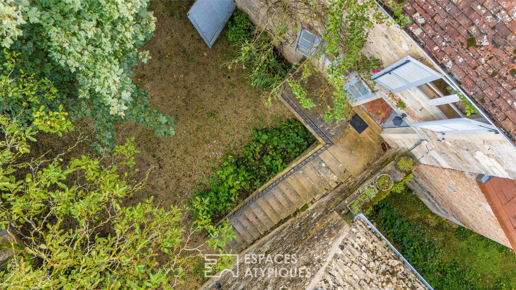 Maison de village avec jardin et belles dépendances